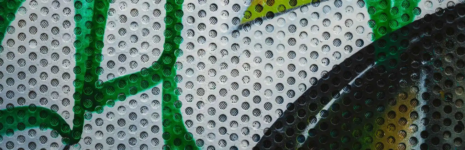 Detalle de proceso de impresión industrial y control de calidad en sustratos adhesivos