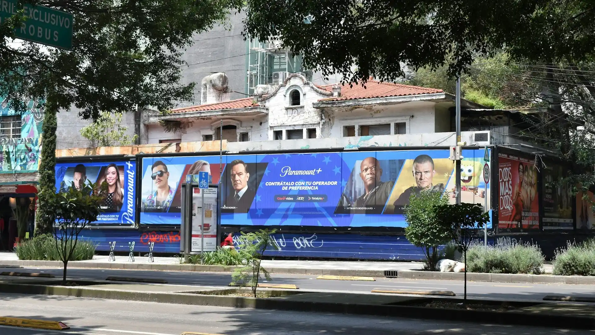Vallas publicitarias exteriores de gran formato expuestas a luz ambiental